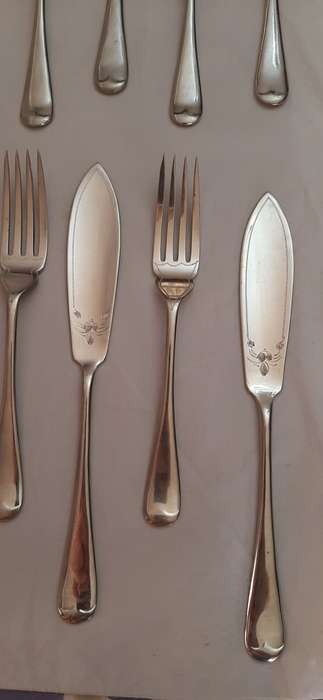 ** STUNNING- 1930s `Kings Pattern` Engraved Nickel Silver Fish Cutlery Set in Box (Sheffield).**