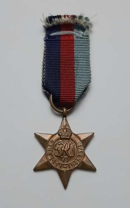 ** WW2:   The 1939-1945 Star  Miniature Medal w/ Ribbon.**