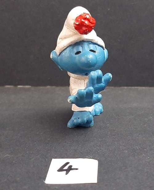 ** RARE : 1972 `Sleepwalking Smurf` Figurine  w/ Red Pom-Pom #4 (Schleich, W. Germany) [ 4cm ].**