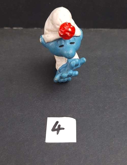 ** RARE : 1972 `Sleepwalking Smurf` Figurine  w/ Red Pom-Pom #4 (Schleich, W. Germany) [ 4cm ].**
