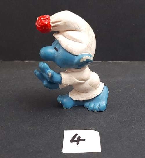 ** RARE : 1972 `Sleepwalking Smurf` Figurine  w/ Red Pom-Pom #4 (Schleich, W. Germany) [ 4cm ].**