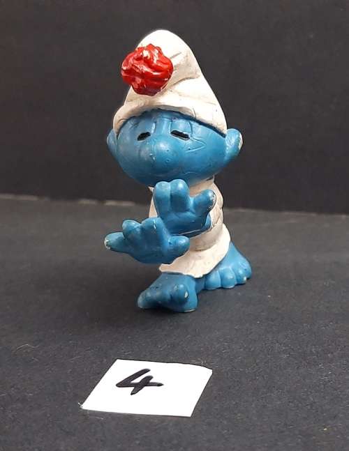 ** RARE : 1972 `Sleepwalking Smurf` Figurine  w/ Red Pom-Pom #4 (Schleich, W. Germany) [ 4cm ].**