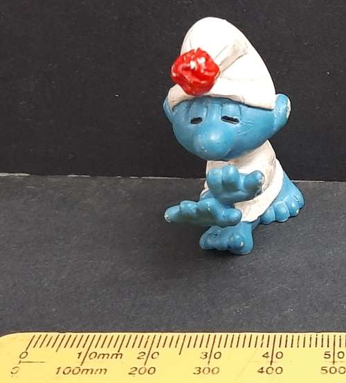 ** RARE : 1972 `Sleepwalking Smurf` Figurine  w/ Red Pom-Pom #4 (Schleich, W. Germany) [ 4cm ].**