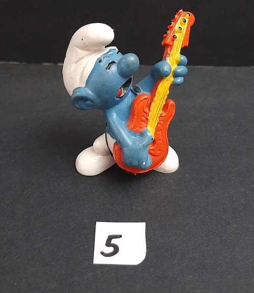 **  1977  `Guitar Smurf` Figurine by Peyo #5 (Schleich, W. Germany) [5cm].**