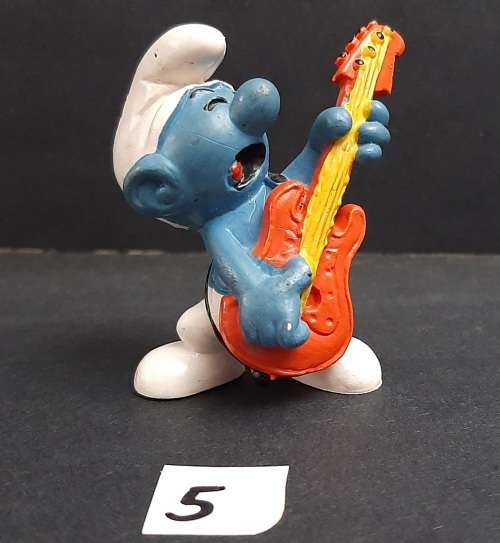 **  1977  `Guitar Smurf` Figurine by Peyo #5 (Schleich, W. Germany) [5cm].**