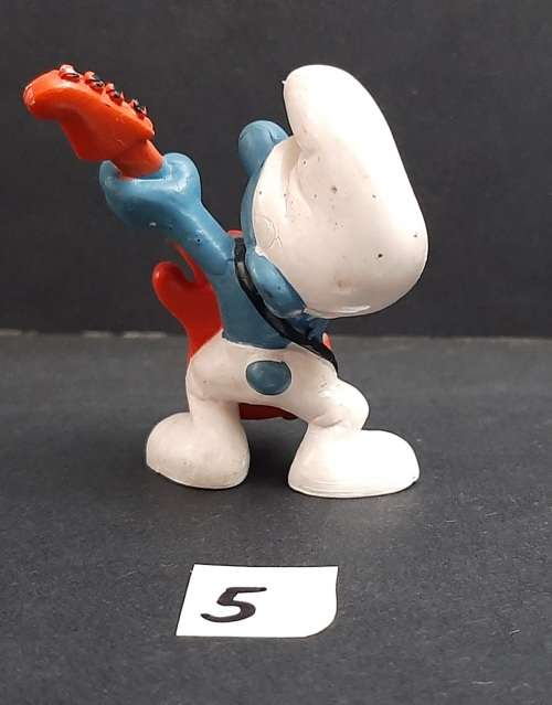 **  1977  `Guitar Smurf` Figurine by Peyo #5 (Schleich, W. Germany) [5cm].**