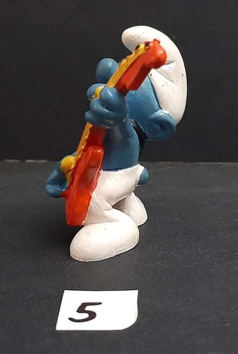 **  1977  `Guitar Smurf` Figurine by Peyo #5 (Schleich, W. Germany) [5cm].**