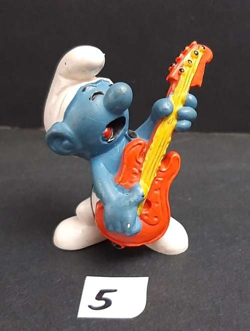 **  1977  `Guitar Smurf` Figurine by Peyo #5 (Schleich, W. Germany) [5cm].**