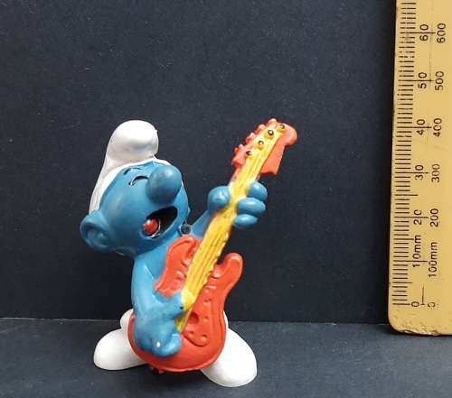 **  1977  `Guitar Smurf` Figurine by Peyo #5 (Schleich, W. Germany) [5cm].**