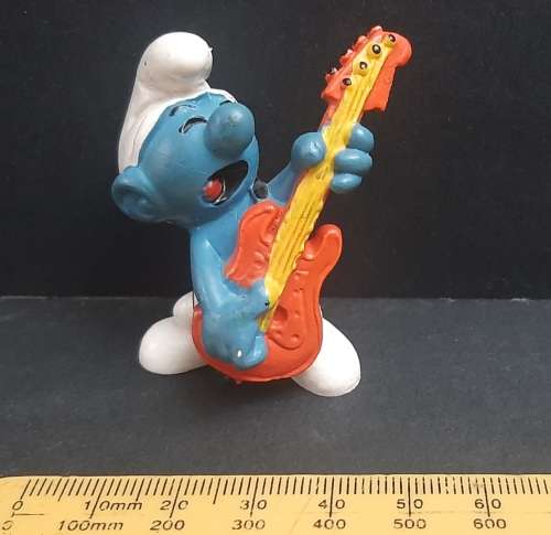 **  1977  `Guitar Smurf` Figurine by Peyo #5 (Schleich, W. Germany) [5cm].**