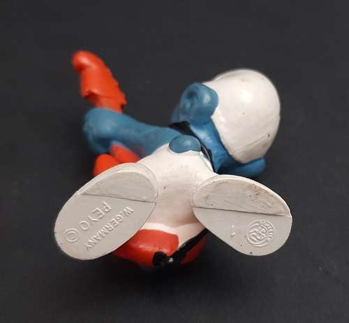 **  1977  `Guitar Smurf` Figurine by Peyo #5 (Schleich, W. Germany) [5cm].**