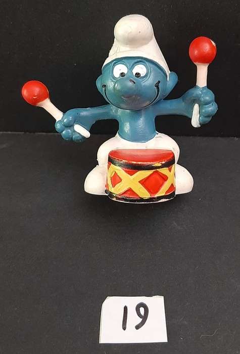 ** 1969 ` Drummer Smurf `  Figurine Red Sticks Type  by Peyo # 19 (Schleich, W. Germany).**