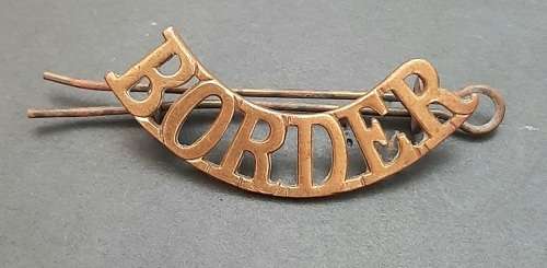** Boer War / WW1 : Border Regiment Shoulder Title w/ Pin (Lugs Intact).**