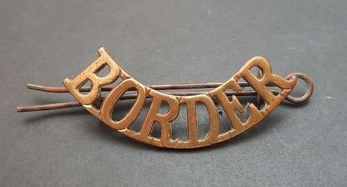 ** Boer War / WW1 : Border Regiment Shoulder Title w/ Pin (Lugs Intact).**