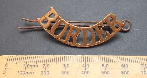 ** Boer War / WW1 : Border Regiment Shoulder Title w/ Pin (Lugs Intact).**