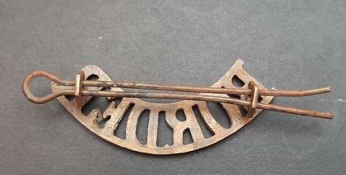 ** Boer War / WW1 : Border Regiment Shoulder Title w/ Pin (Lugs Intact).**