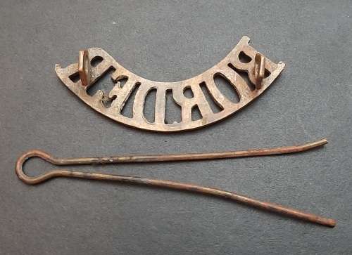 ** Boer War / WW1 : Border Regiment Shoulder Title w/ Pin (Lugs Intact).**