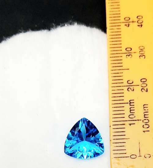 ** STUNNING: Swiss Blue Trillion Cut Topaz Semi-Precious Gem (4.35 ct ).**