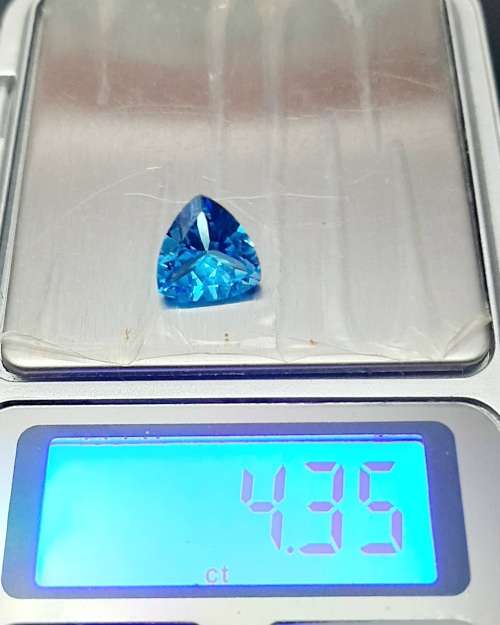 ** STUNNING: Swiss Blue Trillion Cut Topaz Semi-Precious Gem (4.35 ct ).**