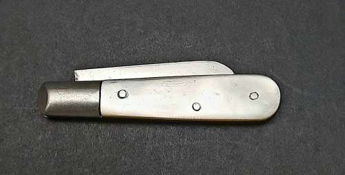 ** ELEGANT : .925 Silver & Mother of Pearl `Isle of Wight`  Fruit Knife (Sheffield, 1923).**