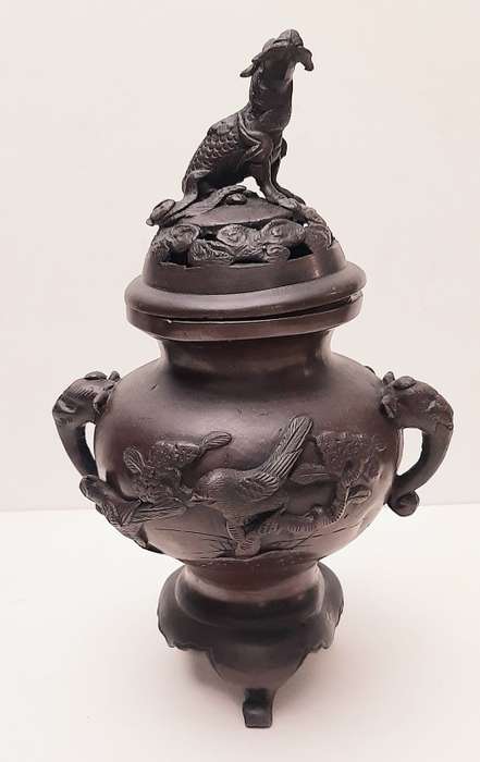 ** STUNNING: Mid-20th Century Chinese Bronze Censer w/ Qilin Finial (22,5 cm).**