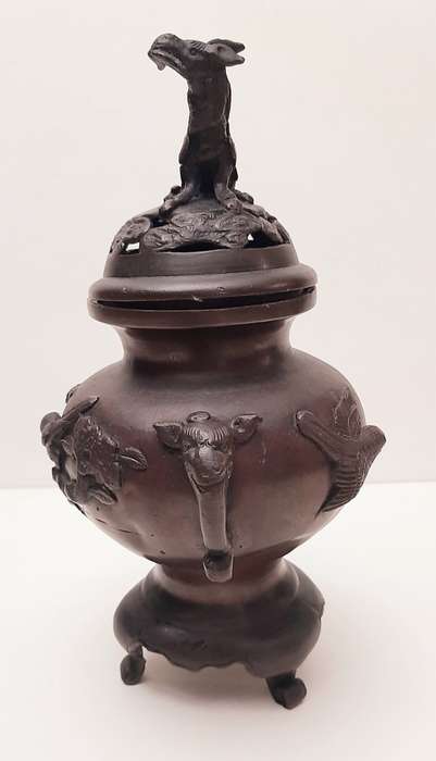 ** STUNNING: Mid-20th Century Chinese Bronze Censer w/ Qilin Finial (22,5 cm).**