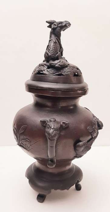 ** STUNNING: Mid-20th Century Chinese Bronze Censer w/ Qilin Finial (22,5 cm).**
