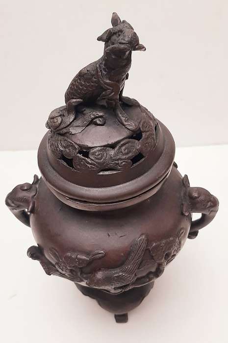 ** STUNNING: Mid-20th Century Chinese Bronze Censer w/ Qilin Finial (22,5 cm).**