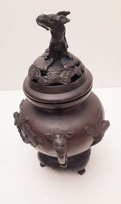 ** STUNNING: Mid-20th Century Chinese Bronze Censer w/ Qilin Finial (22,5 cm).**