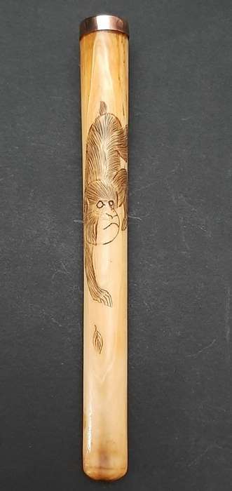 ** STUNNING: 9ct Gold Mounted Edwardian Gent`s Engraved Cheroot / Cigarette Holder (11cm).**