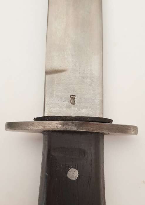 **WW2 Repro German Fighting Knife `Nahkampfmesser` w/ Scabbard (Gottlieb Hammesfahr, Solingen).**