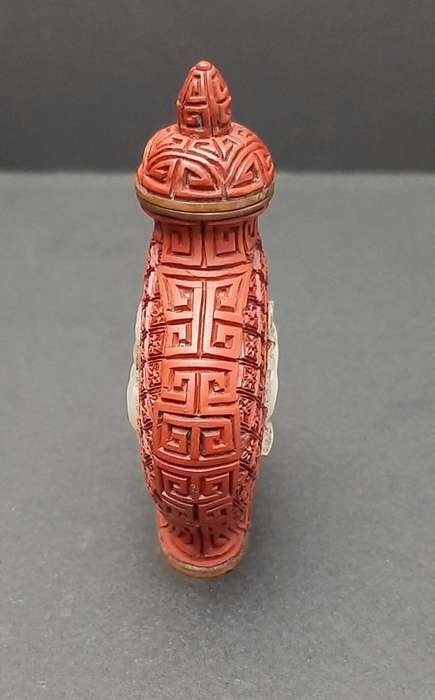 Late 19th Century Chinese Red Cinnabar Snuff Bottle w/ Pearl Applique(7cmx5cm).