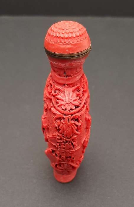 **EXQUISITE : Mid- 20th Century Chinese `Tang Pattern` Resin  Snuff Bottle w/ Spoon (9cm x 4,5cm).**