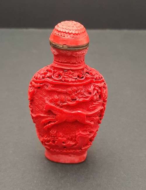 **EXQUISITE : Mid- 20th Century Chinese `Tang Pattern` Resin  Snuff Bottle w/ Spoon (9cm x 4,5cm).**