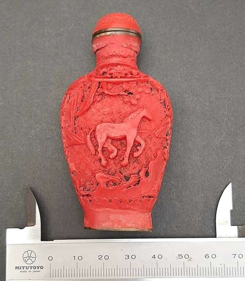 **EXQUISITE : Mid- 20th Century Chinese `Tang Pattern` Resin  Snuff Bottle w/ Spoon (9cm x 4,5cm).**
