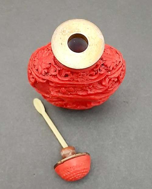 **EXQUISITE : Mid- 20th Century Chinese `Tang Pattern` Resin  Snuff Bottle w/ Spoon (9cm x 4,5cm).**