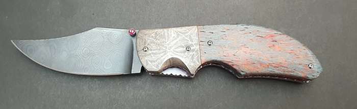 **STUNNING: Custom 0.15 ct Ruby Inlaid Damascus Steel Folding Knife(19cm).**