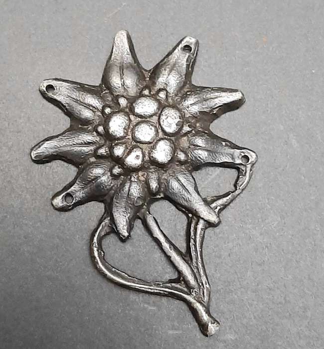 WW2 German Gebirgsjäger `Kriegsmetall` Edelweiss Cap Insignia