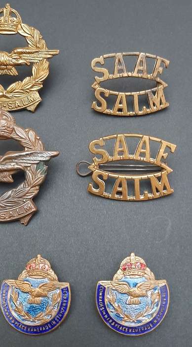 **Lot : WW2 SAAF Brass Insignia Assortment x10 Pcs  **