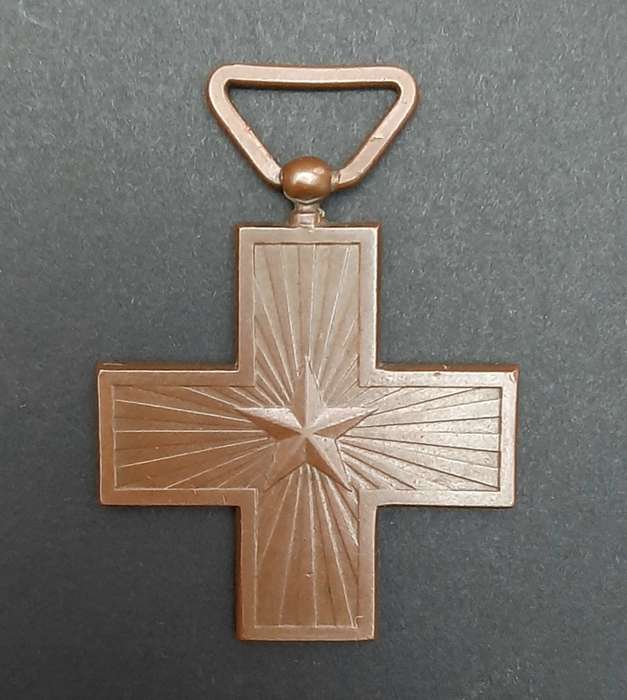 **WW2 Italian Fascist : War  Merit Cross Medal w/ Suspender. **