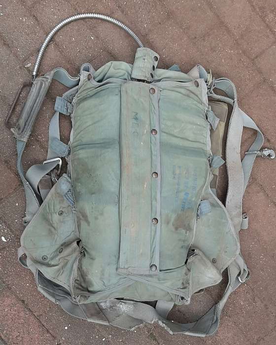 ** RARE: U.S. Navy Vietnam War Jet Pilot`s Parachute Harness w/ Silk (USED).**