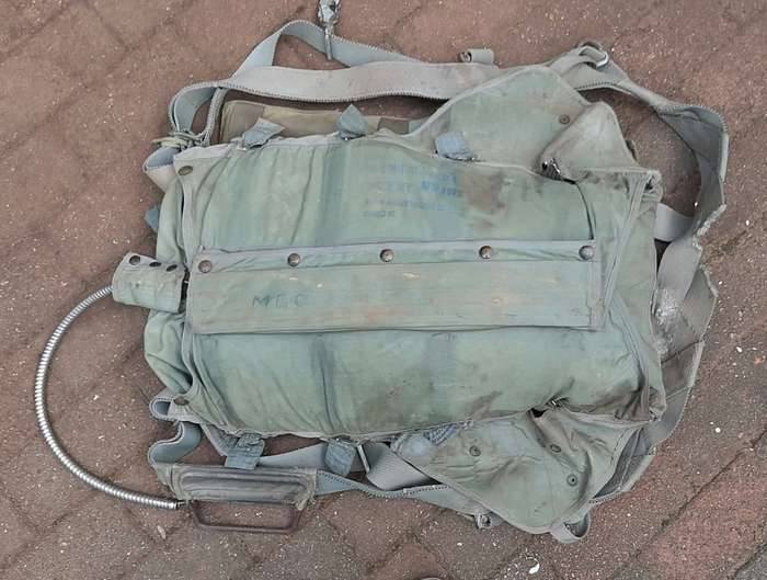 ** RARE: U.S. Navy Vietnam War Jet Pilot`s Parachute Harness w/ Silk (USED).**