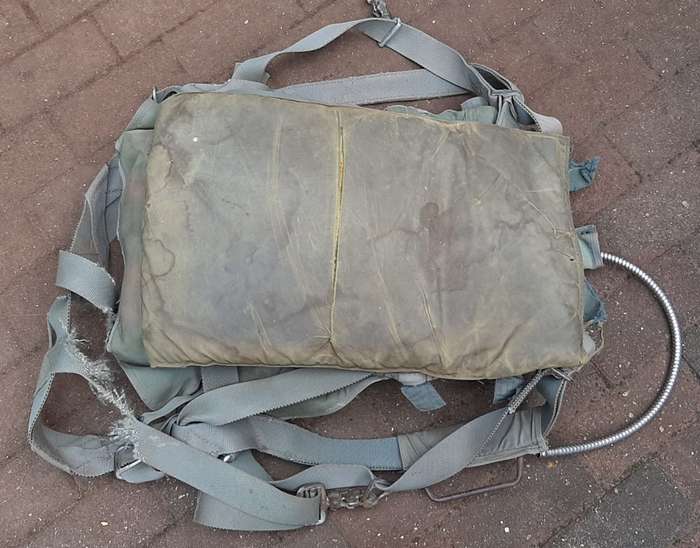 ** RARE: U.S. Navy Vietnam War Jet Pilot`s Parachute Harness w/ Silk (USED).**