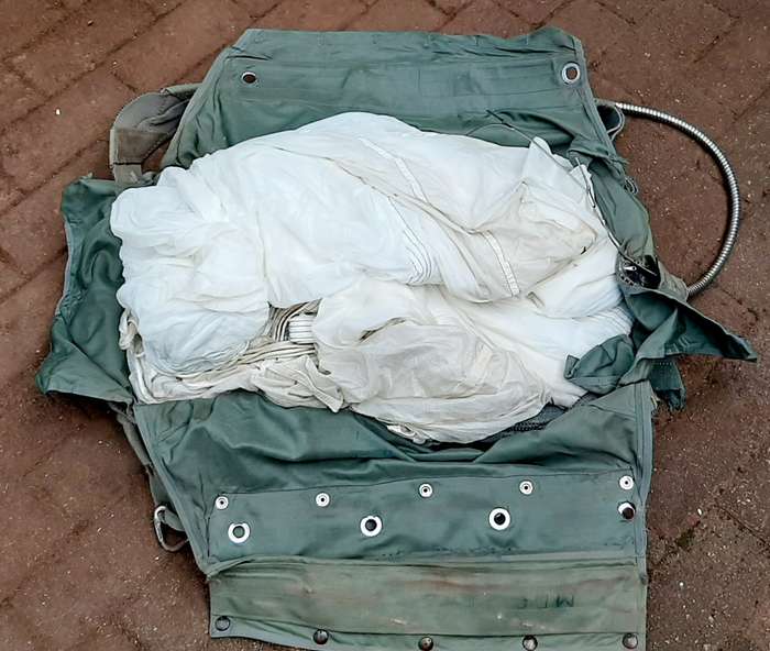 ** RARE: U.S. Navy Vietnam War Jet Pilot`s Parachute Harness w/ Silk (USED).**