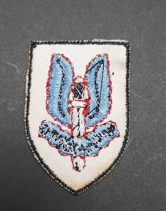 **Rhodesian Bush War: 1990s Commemorative Re-issue Special Air Service Regt. Beret Badge #1**