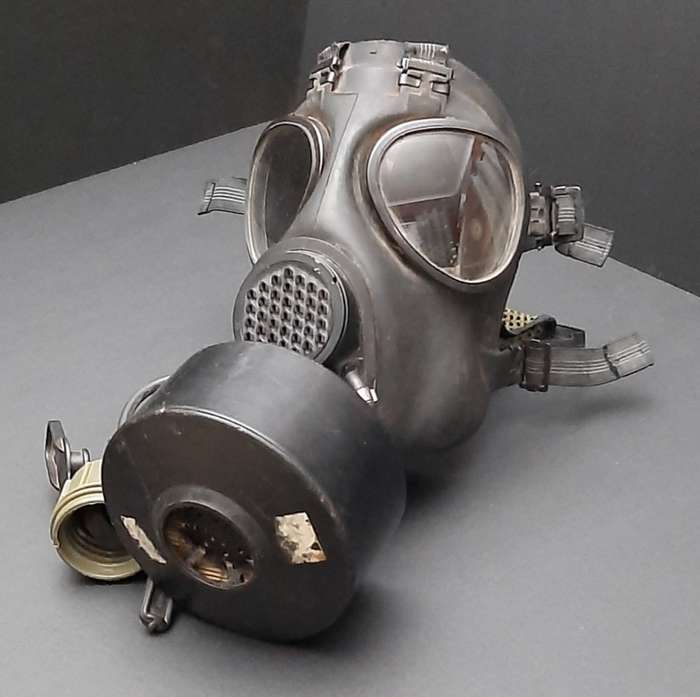 **1990s SANDF SM-90 Gas Mask w/ Webbing Bag & Add. Filter **