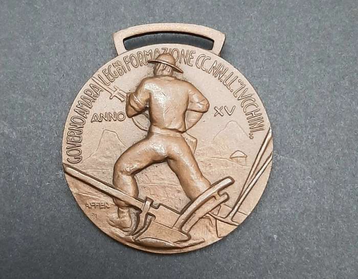 Rare 1937 Italian Fascist `Oltre La Meta` CCNN Blackshirt Medal