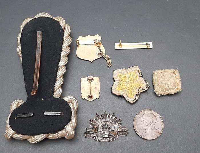 **WW2 British/ Commonwealth Military Insignia Assortment x8 Pcs.**