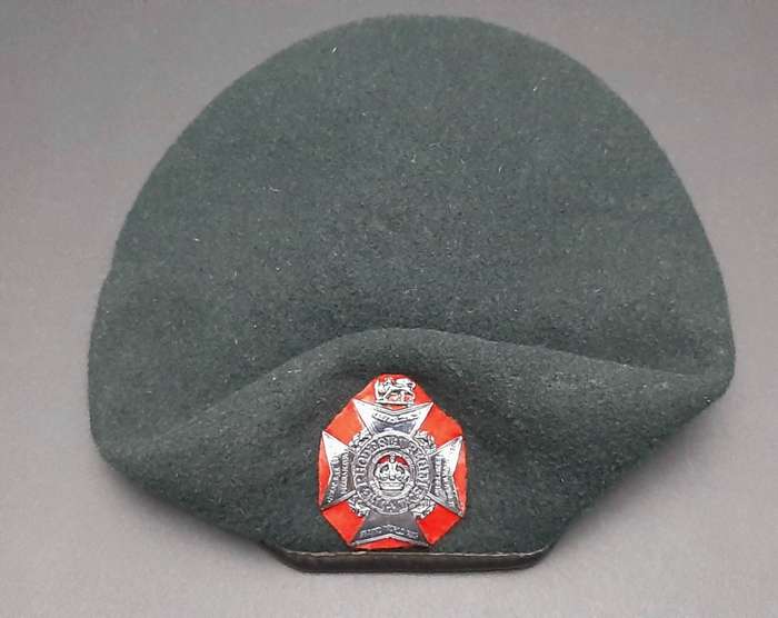 **Rhodesian Bush War: 1970s Rhodesia Regiment Beret w/ Badge & Stable Belt Length (57)**
