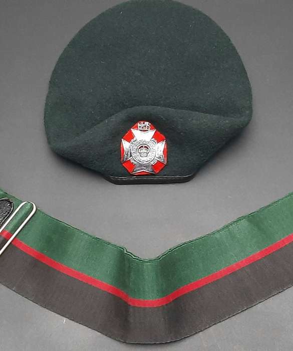 **Rhodesian Bush War: 1970s Rhodesia Regiment Beret w/ Badge & Stable Belt Length (57)**